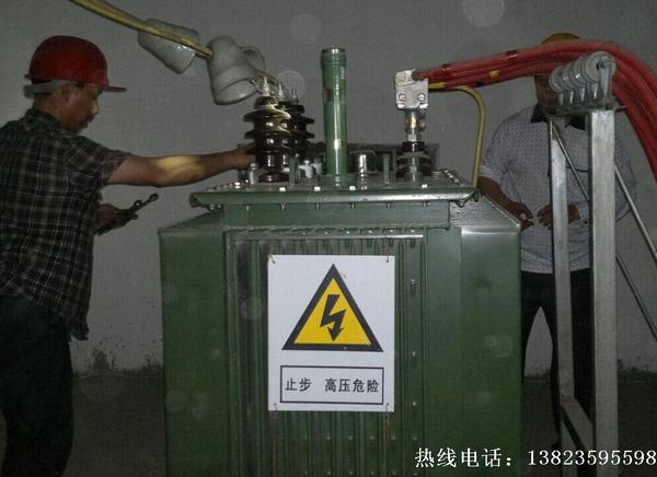 深圳工厂企业与民用建筑电气安装工程10kV及以下室内变压器安装的准备工作有那些呢? 首先是设备及材料的要求: 电力变压器应装有铭牌。铭牌上应注明制造厂名、额定容量,一二次额定电压,电流,阻抗电压%及接线组别等技术数据。 变压器的容量,规格及型号必须符合设计要求。附件、备件齐全,并有出厂合格证及技术文件。 干式变压器的局放试验PC值及噪音测试器dB(A)值应符合设计及标准要求。 带有防护罩的干式变压器,防护罩与变压器的距离应符合标准的规定,不小于表2-23的尺寸。 型钢:各种规格型钢应符合设计要求,并无明显
